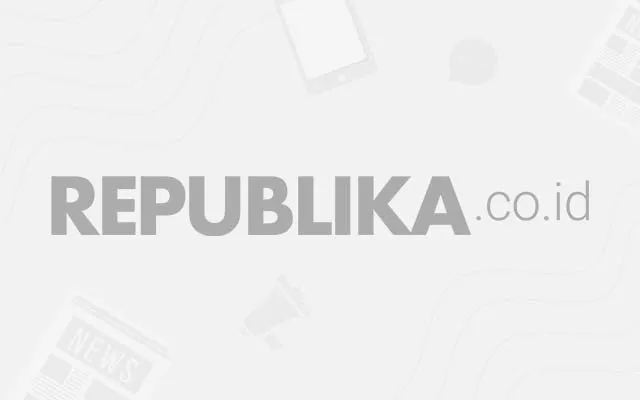 Pengunjuk rasa menulis di tembok saat berlangsung aksi terkait revisi UU TNI di Gedung DPR, Jakarta, Kamis (27/3/2025). Aksi tersebut berakhir ricuh. Aparat keamanan membubarkan paksa massa aksi karena berdemo melewati batas waktu yang ditentukan.